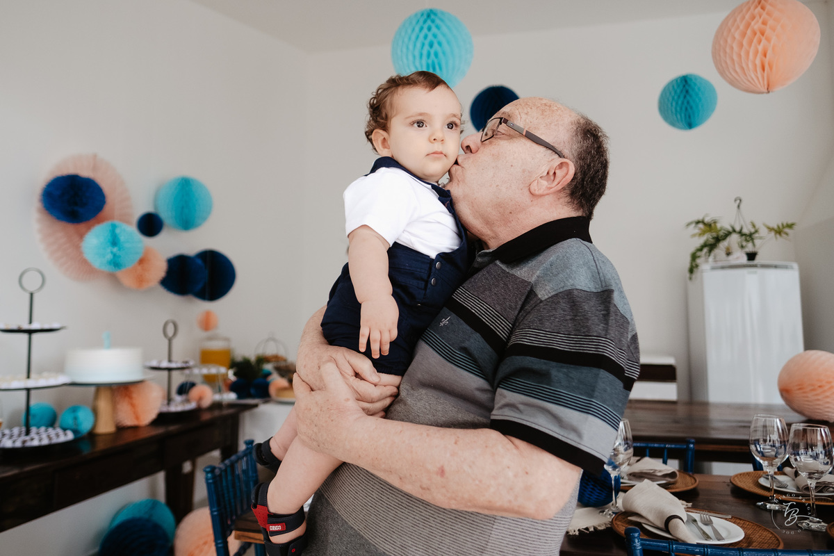 aniversário intimista, em casa, por Thiago Braga. Fotografia documental de aniversário. 