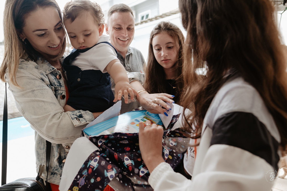 aniversário intimista, em casa, por Thiago Braga. Fotografia documental de aniversário. 