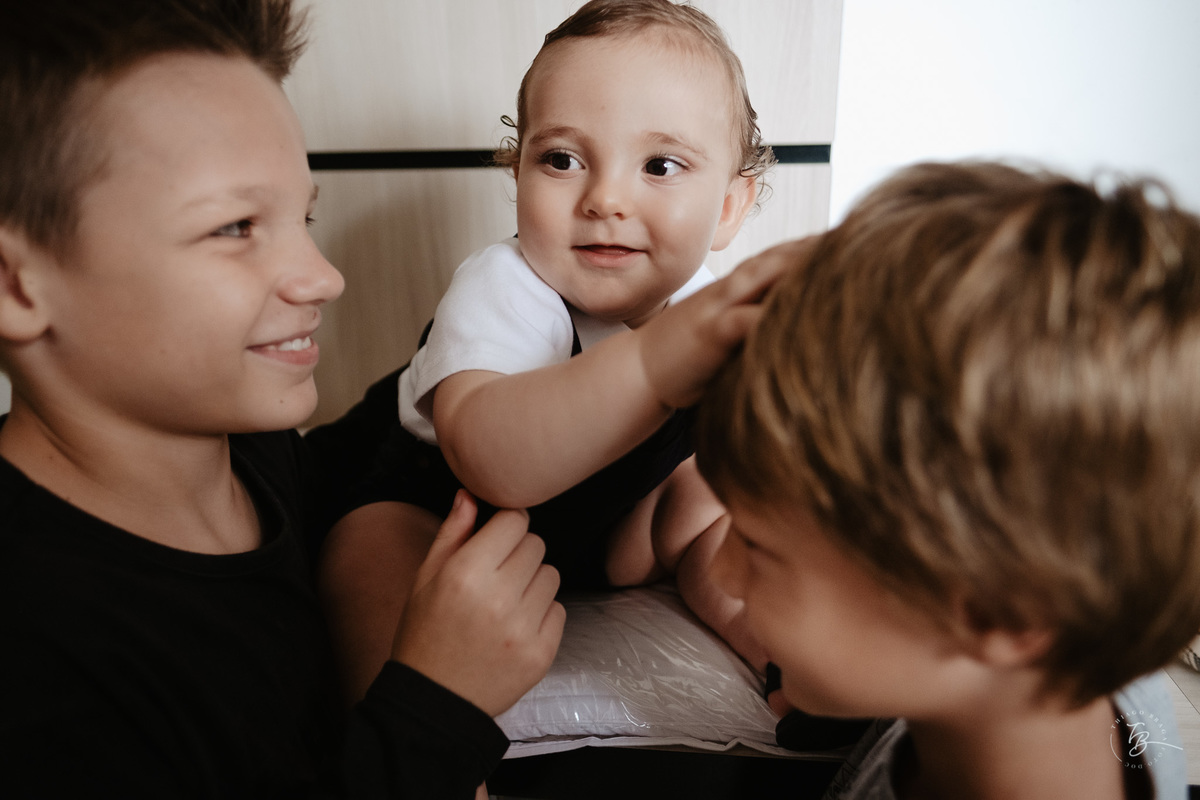 aniversário intimista, em casa, por Thiago Braga. Fotografia documental de aniversário. 