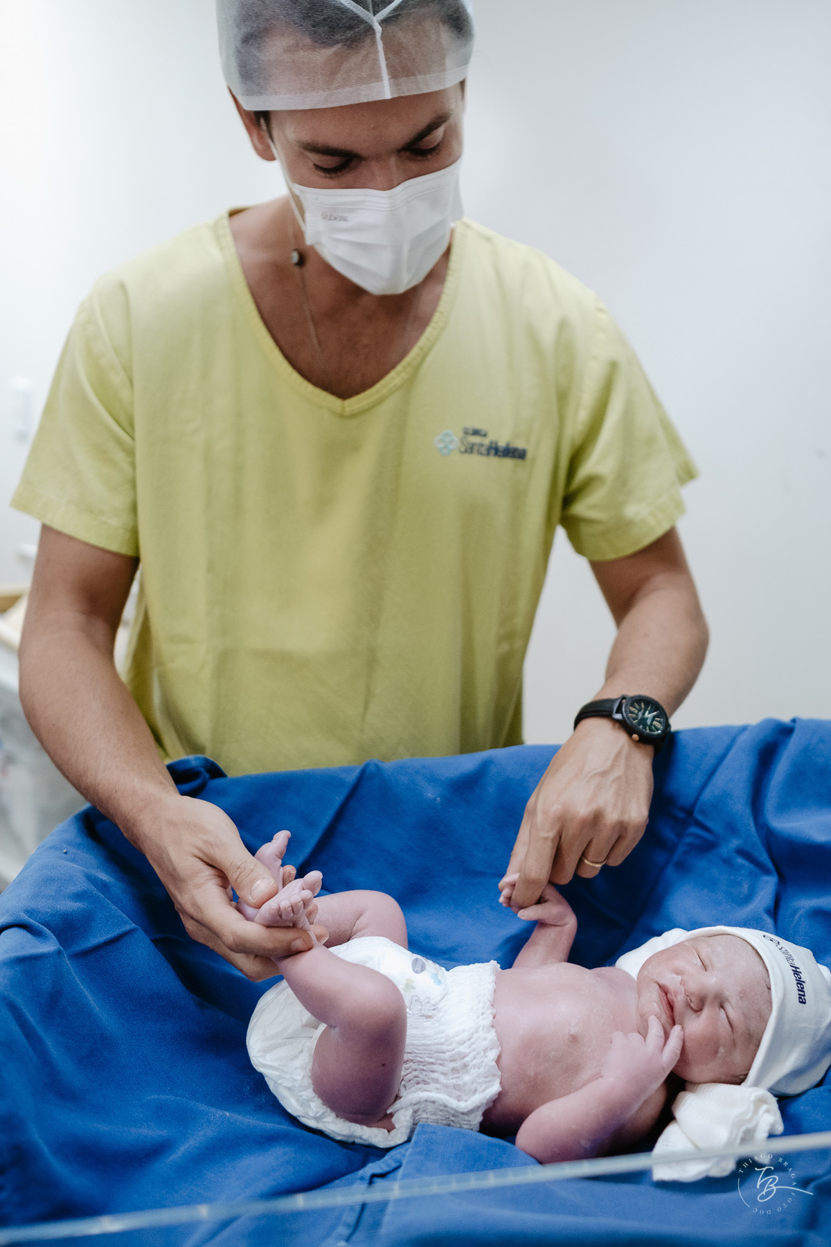 nascimento na maternidade Santa Helena, em Florianópolis, por Thiago Braga Fotografia. 