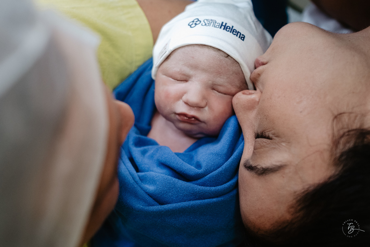 nascimento na maternidade Santa Helena, em Florianópolis, por Thiago Braga Fotografia. 