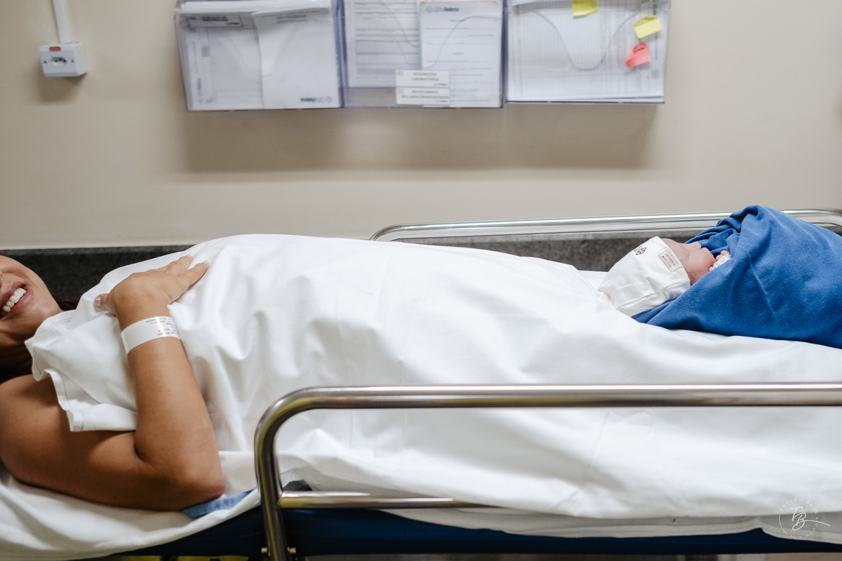 nascimento na maternidade Santa Helena, em Florianópolis, por Thiago Braga Fotografia. 