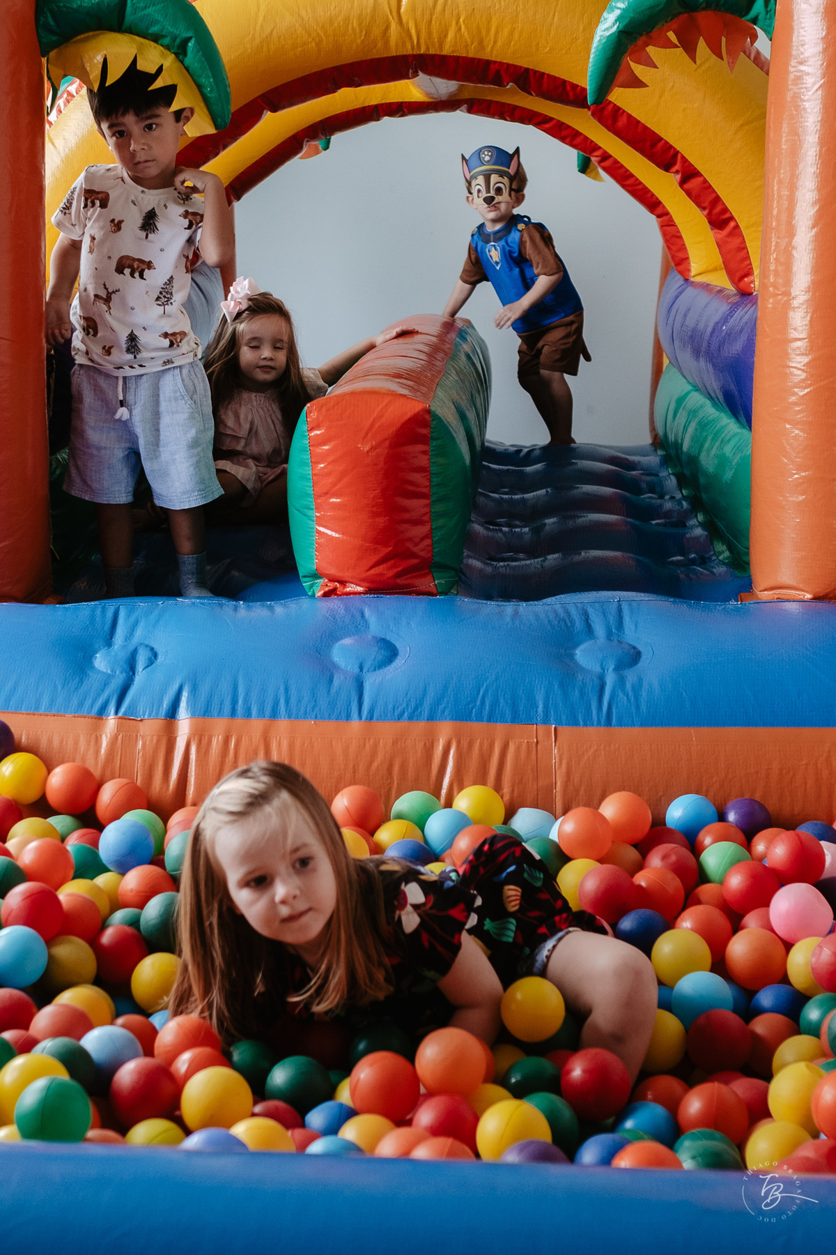 festa de criança em casa, registrada de forma documental por Thiago Braga fotografia. Lagoa da Conceição, aniversário infantil. 