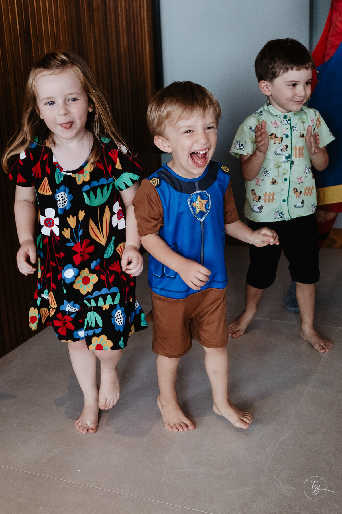 festa de criança em casa, registrada de forma documental por Thiago Braga fotografia. Lagoa da Conceição, aniversário infantil. 