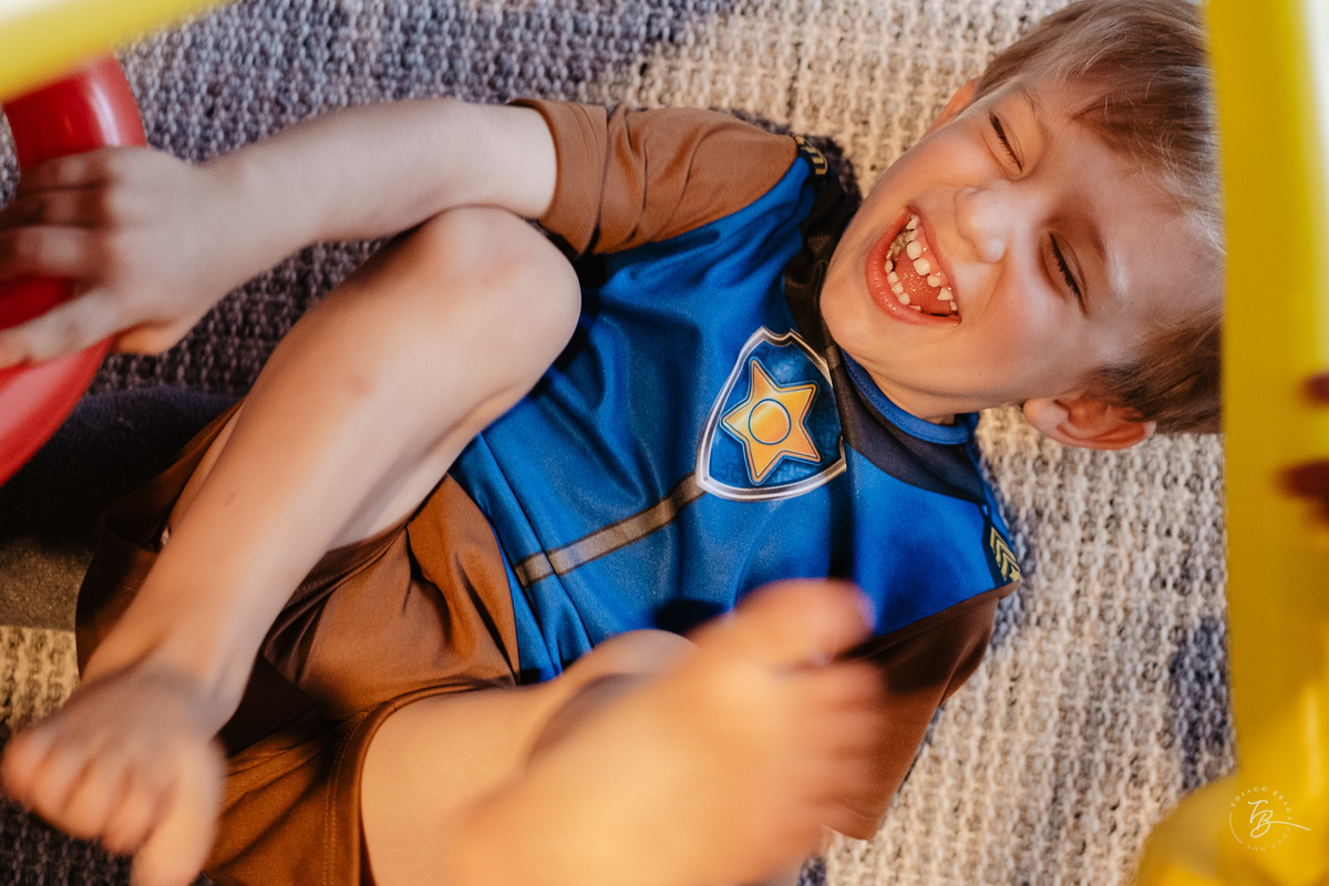 festa de criança em casa, registrada de forma documental por Thiago Braga fotografia. Lagoa da Conceição, aniversário infantil. 