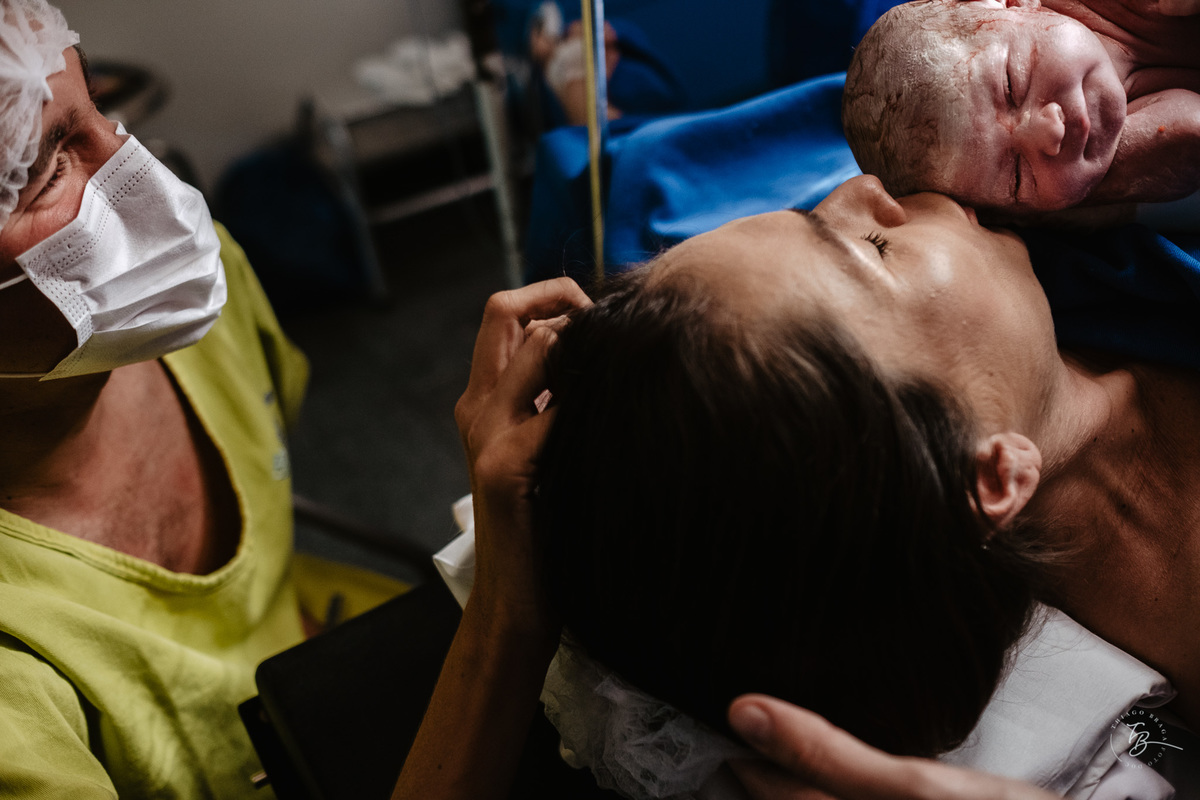 nascimento na maternidade Santa Helena por Thiago Braga Fotografia. Parto cesárea emocionante. 
