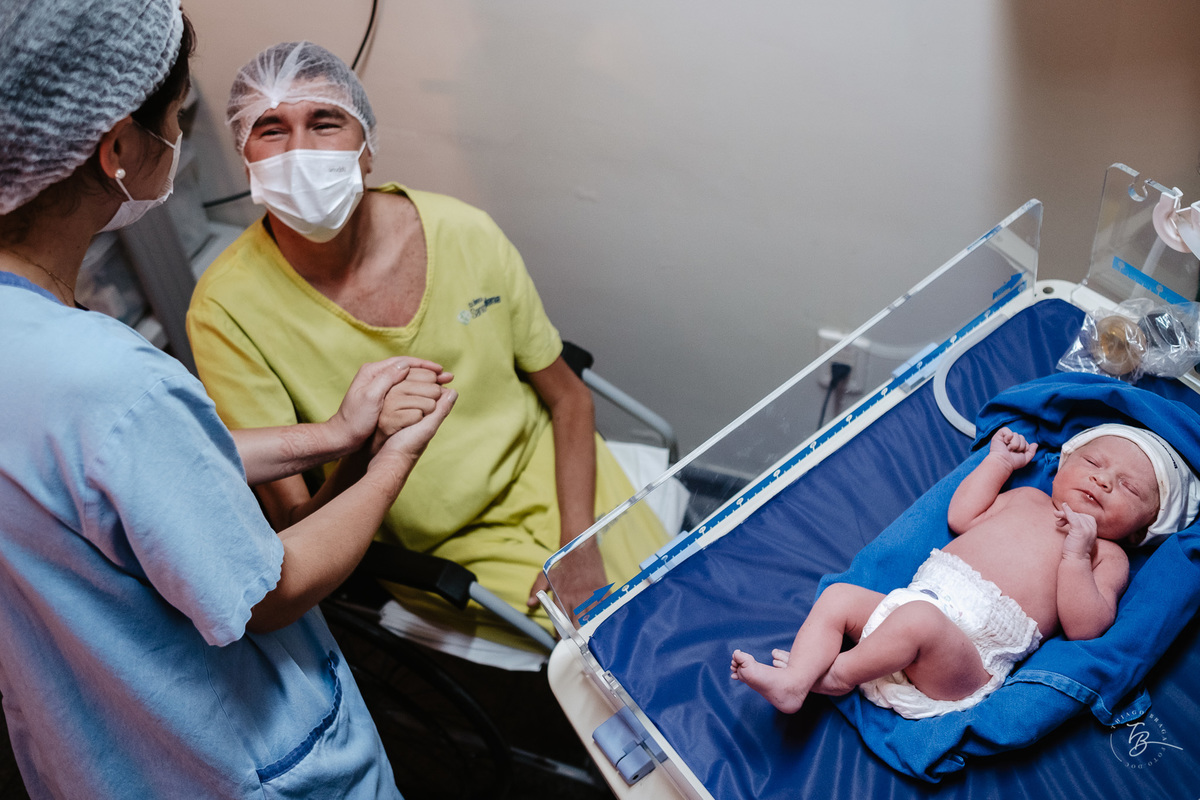 nascimento na maternidade Santa Helena por Thiago Braga Fotografia. Parto cesárea emocionante. 