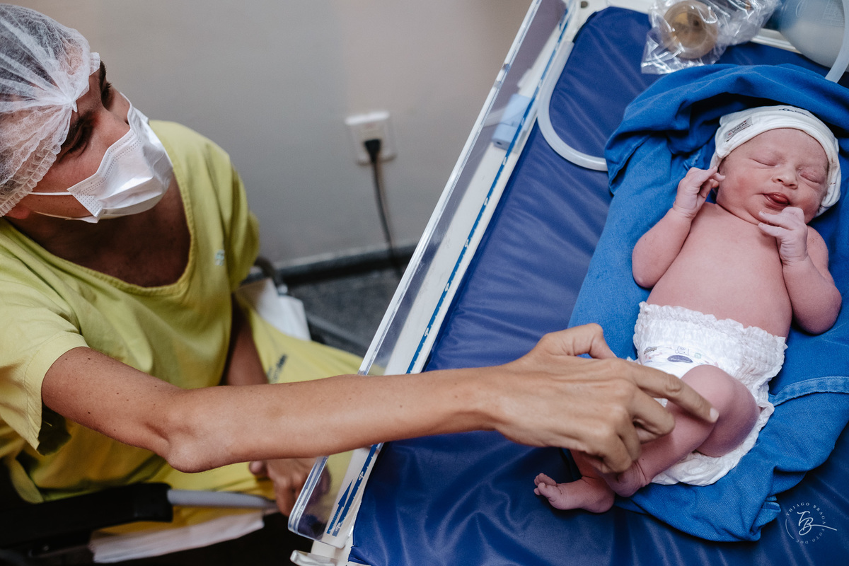 nascimento na maternidade Santa Helena por Thiago Braga Fotografia. Parto cesárea emocionante. 