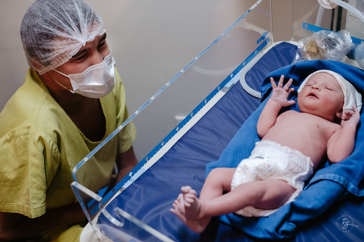 nascimento na maternidade Santa Helena por Thiago Braga Fotografia. Parto cesárea emocionante. 
