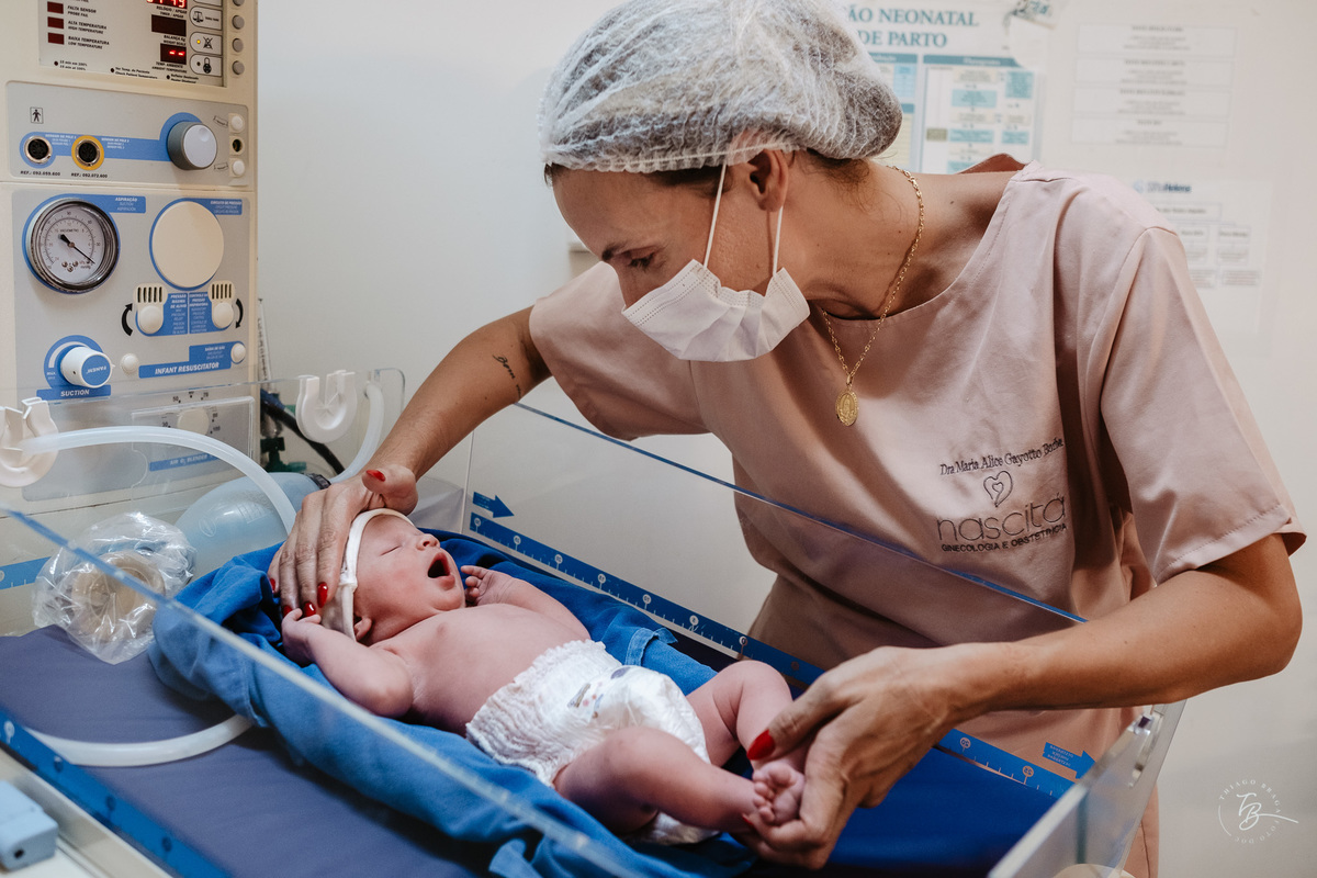 nascimento na maternidade Santa Helena por Thiago Braga Fotografia. Parto cesárea emocionante. 