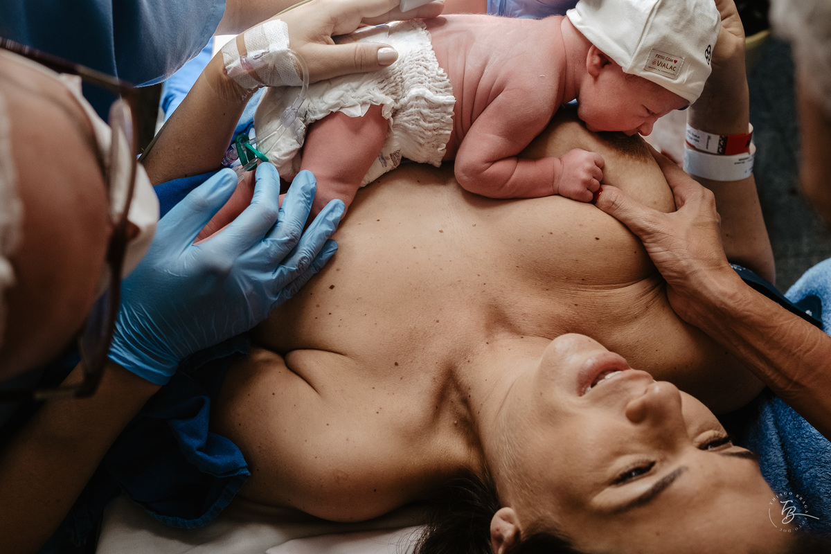 nascimento na maternidade Santa Helena por Thiago Braga Fotografia. Parto cesárea emocionante. 