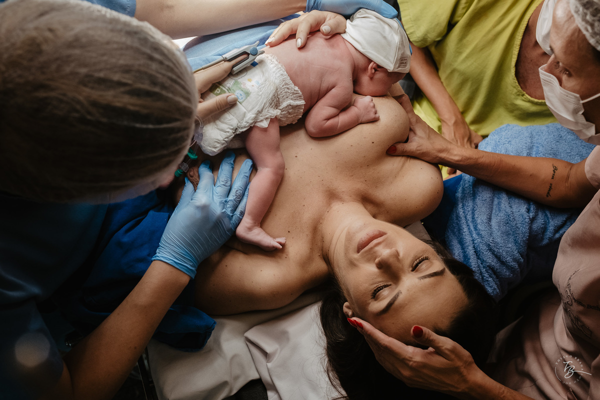 nascimento na maternidade Santa Helena por Thiago Braga Fotografia. Parto cesárea emocionante. 