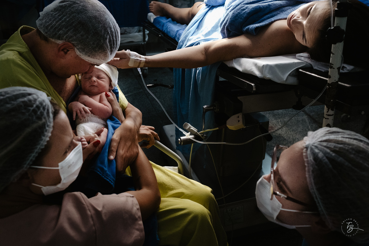 nascimento na maternidade Santa Helena por Thiago Braga Fotografia. Parto cesárea emocionante. 