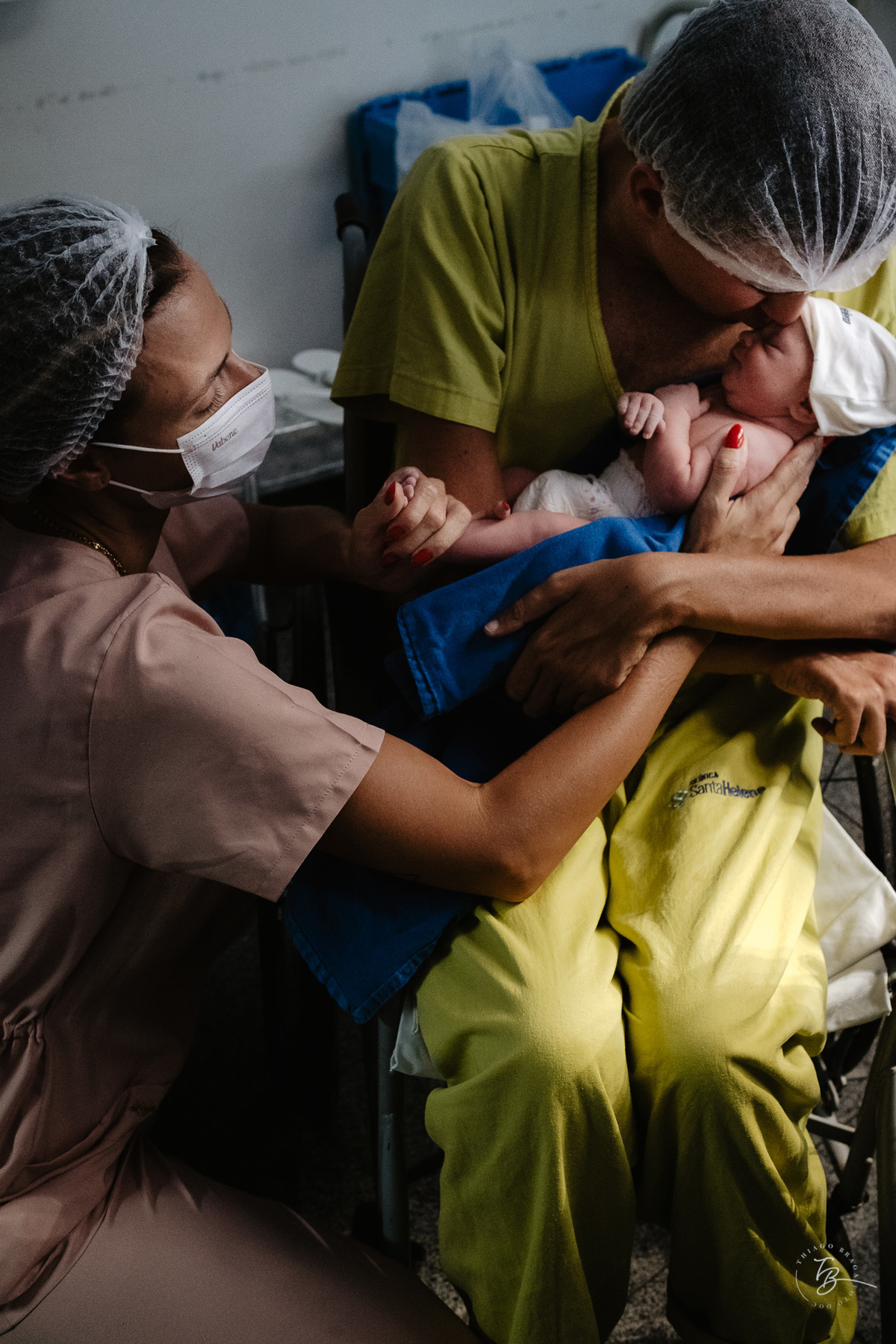 nascimento na maternidade Santa Helena por Thiago Braga Fotografia. Parto cesárea emocionante. 