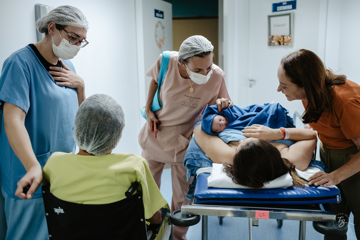 nascimento na maternidade Santa Helena por Thiago Braga Fotografia. Parto cesárea emocionante. 