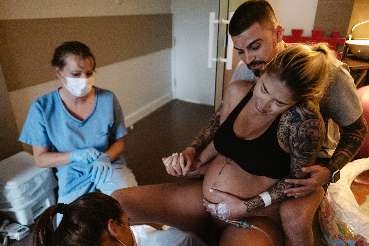 parto normal do nascimento do Lucca, na maternidade Santa Helena em Florianópolis, por Thiago Braga fotografia.