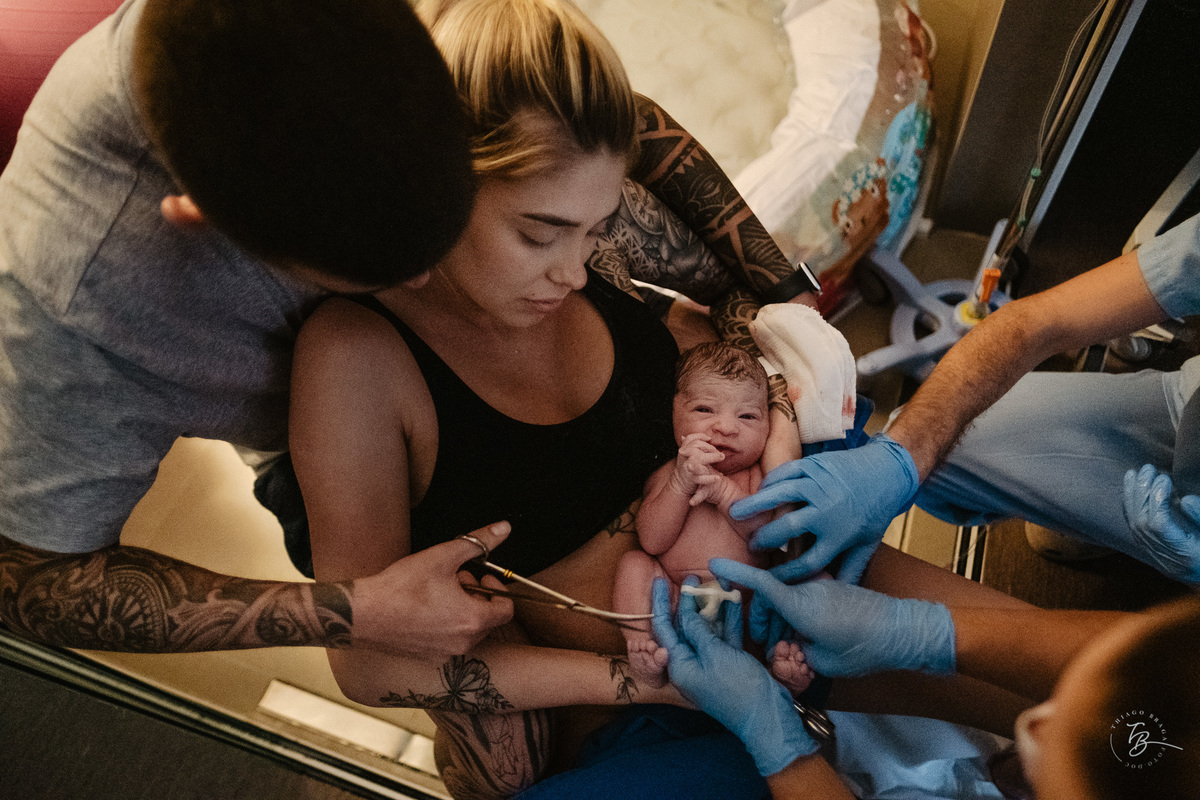 parto normal do nascimento do Lucca, na maternidade Santa Helena em Florianópolis, por Thiago Braga fotografia.