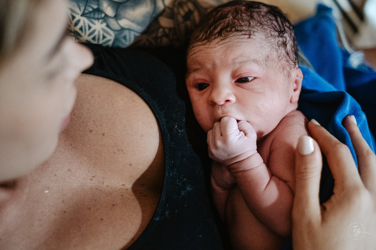 parto normal do nascimento do Lucca, na maternidade Santa Helena em Florianópolis, por Thiago Braga fotografia.