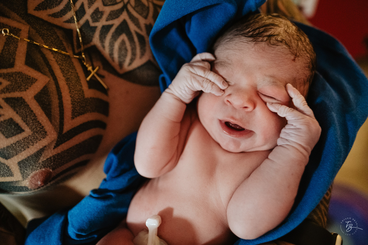 parto normal do nascimento do Lucca, na maternidade Santa Helena em Florianópolis, por Thiago Braga fotografia.