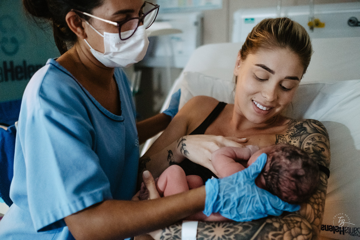 parto normal do nascimento do Lucca, na maternidade Santa Helena em Florianópolis, por Thiago Braga fotografia.