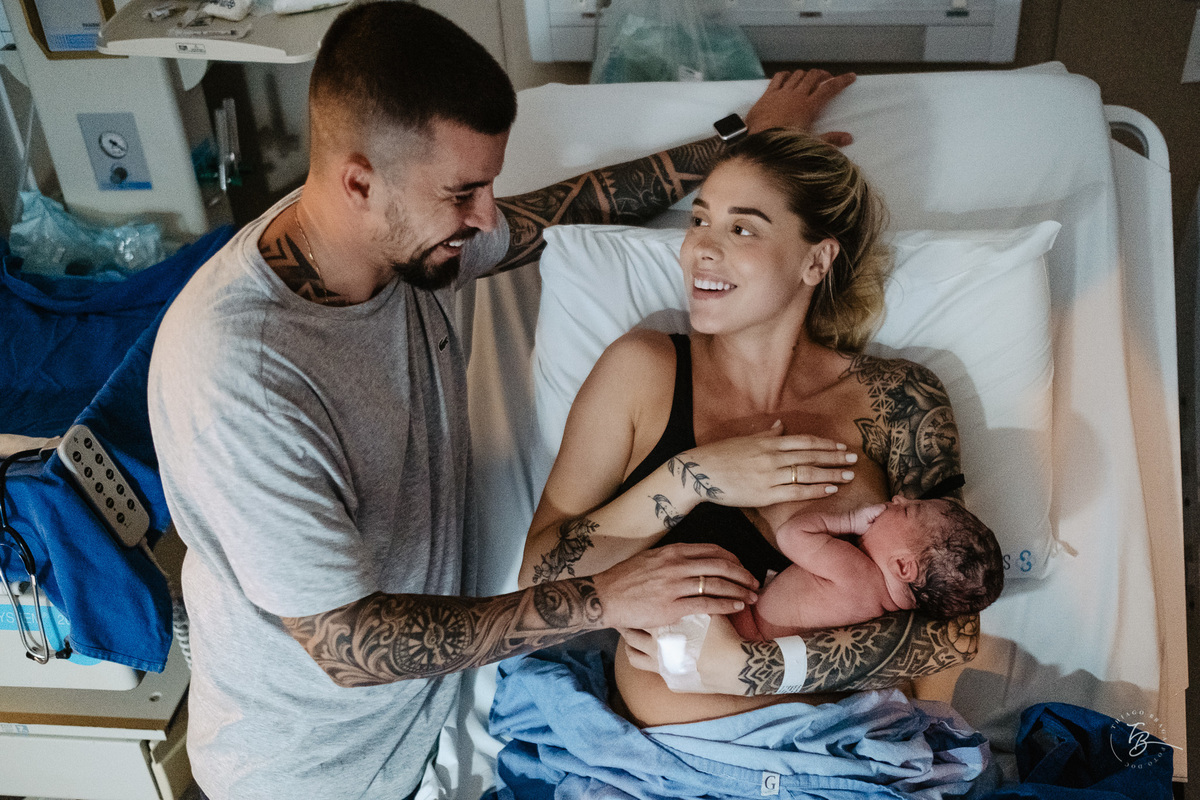 parto normal do nascimento do Lucca, na maternidade Santa Helena em Florianópolis, por Thiago Braga fotografia.