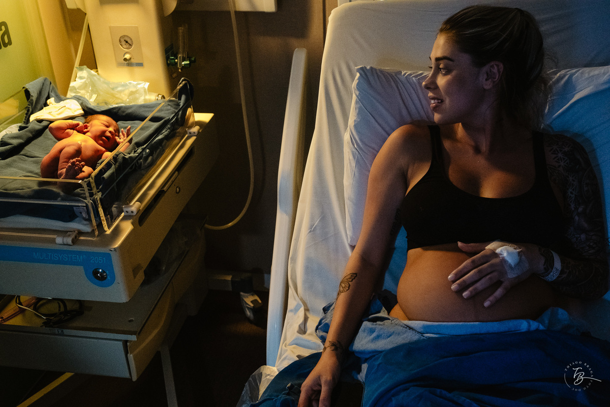 parto normal do nascimento do Lucca, na maternidade Santa Helena em Florianópolis, por Thiago Braga fotografia.