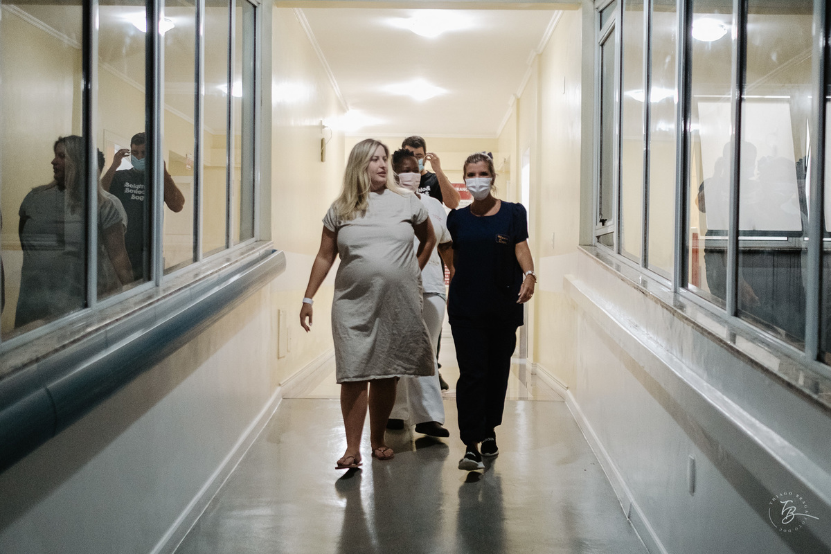 nascimento de cesárea no ilha hospital e maternidade, em Florianópolis, por Thiago Braga Fotografia