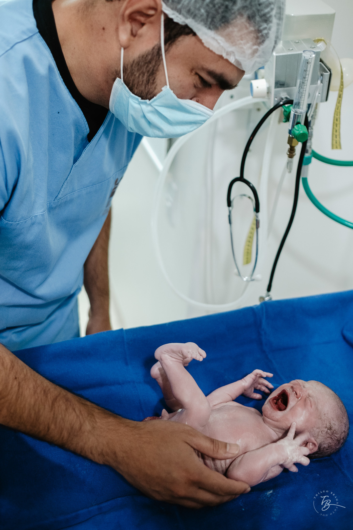 nascimento de cesárea no ilha hospital e maternidade, em Florianópolis, por Thiago Braga Fotografia