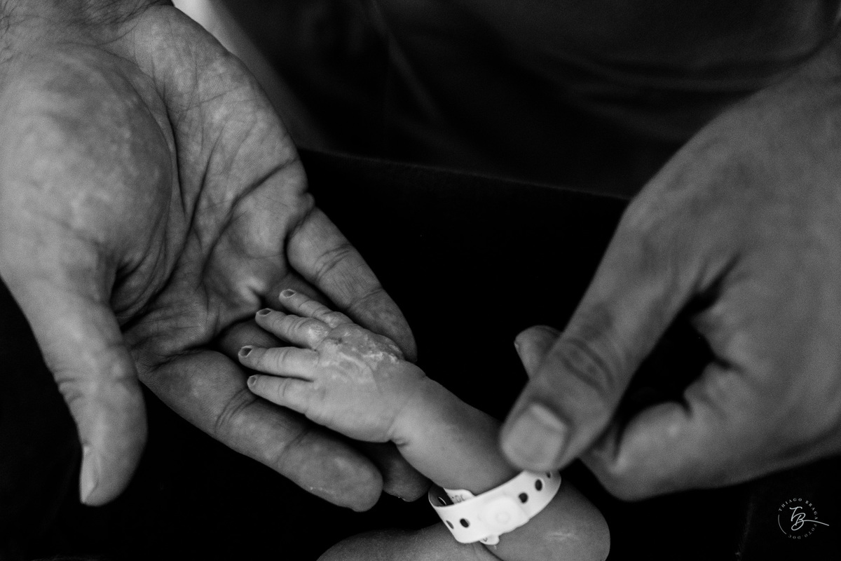 nascimento de cesárea no ilha hospital e maternidade, em Florianópolis, por Thiago Braga Fotografia