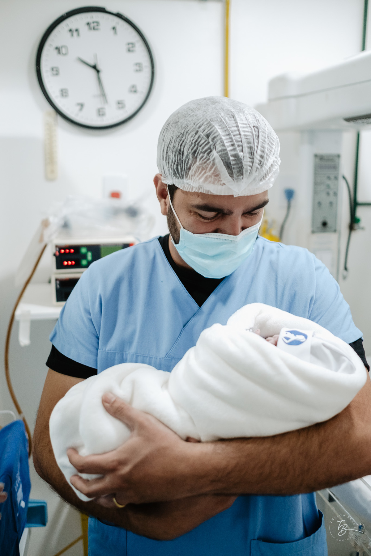 nascimento de cesárea no ilha hospital e maternidade, em Florianópolis, por Thiago Braga Fotografia