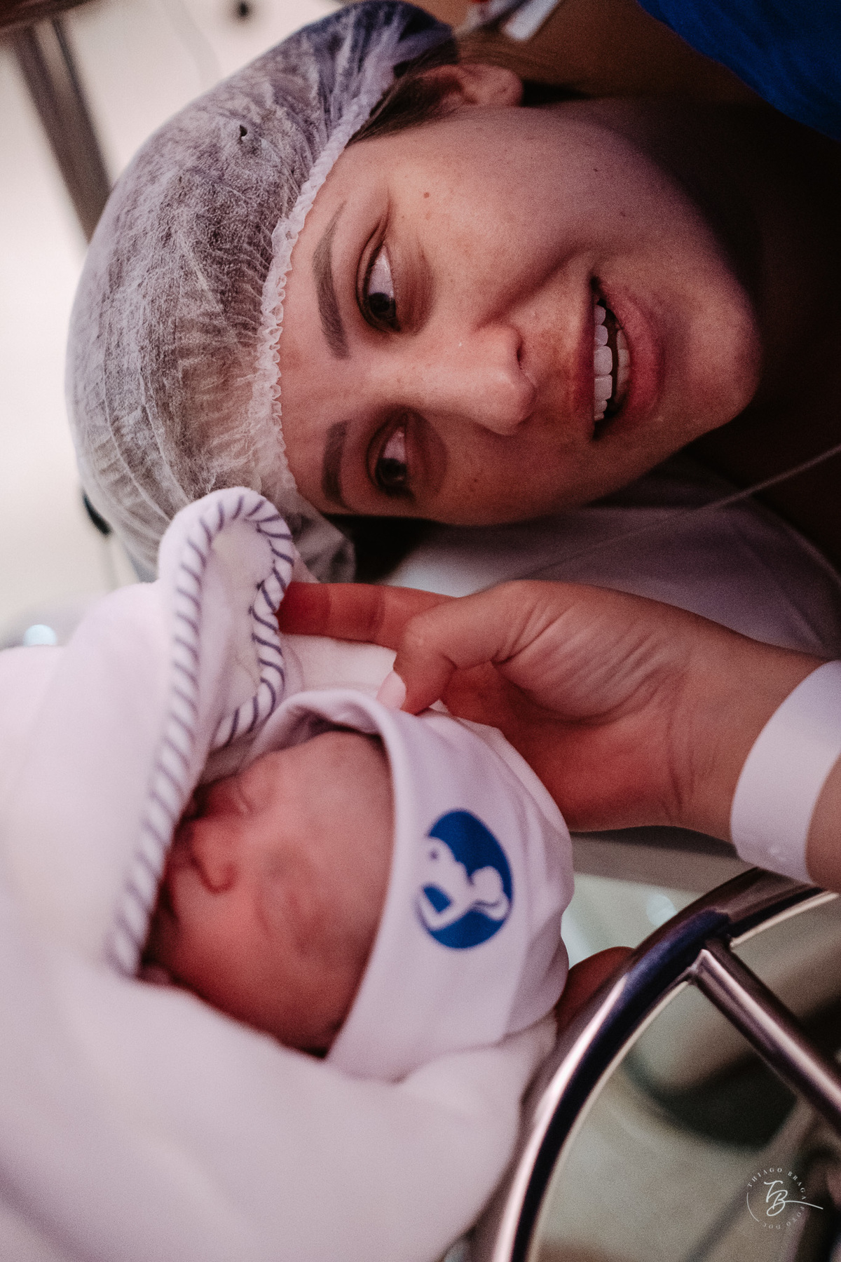 nascimento de cesárea no ilha hospital e maternidade, em Florianópolis, por Thiago Braga Fotografia