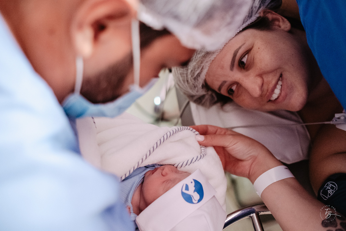 nascimento de cesárea no ilha hospital e maternidade, em Florianópolis, por Thiago Braga Fotografia