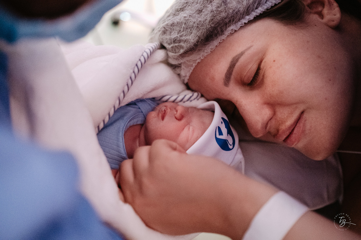 nascimento de cesárea no ilha hospital e maternidade, em Florianópolis, por Thiago Braga Fotografia