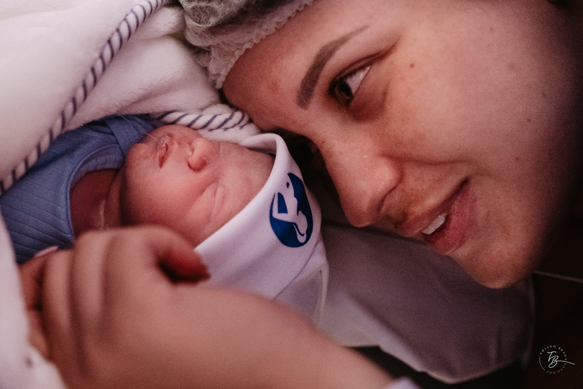 nascimento de cesárea no ilha hospital e maternidade, em Florianópolis, por Thiago Braga Fotografia