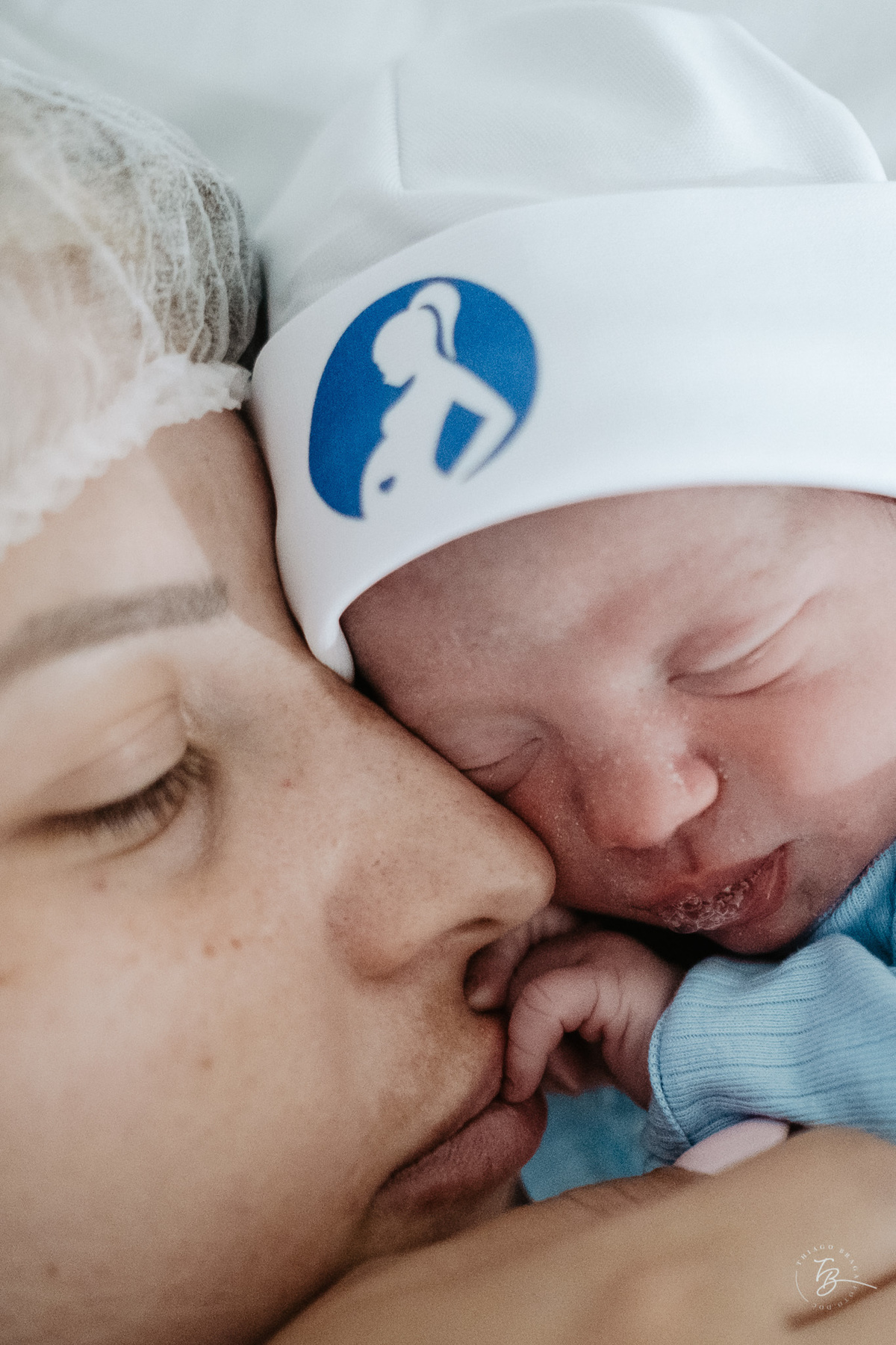 nascimento de cesárea no ilha hospital e maternidade, em Florianópolis, por Thiago Braga Fotografia
