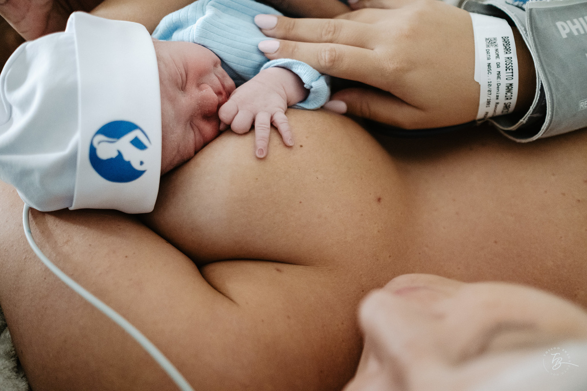 nascimento de cesárea no ilha hospital e maternidade, em Florianópolis, por Thiago Braga Fotografia
