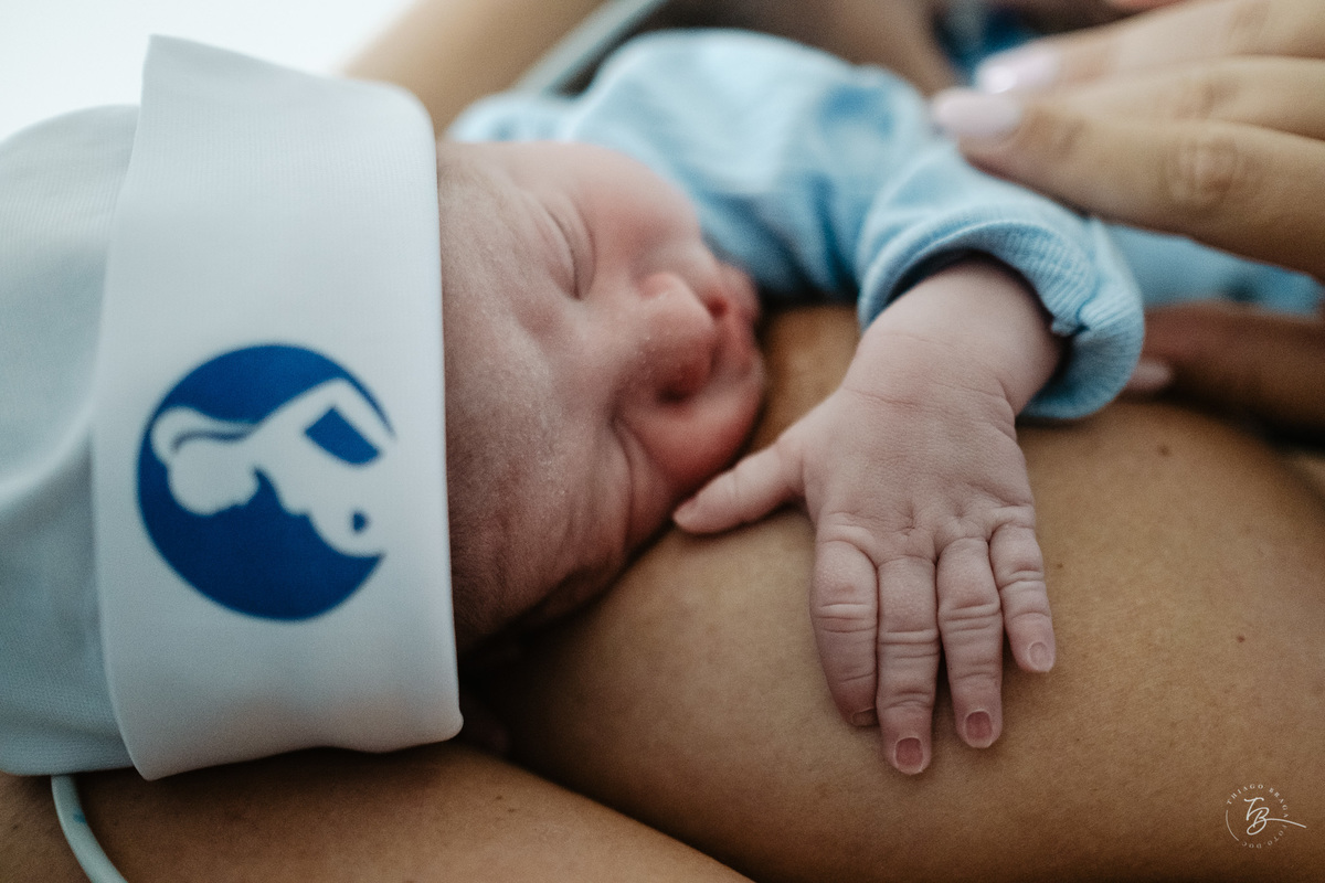 nascimento de cesárea no ilha hospital e maternidade, em Florianópolis, por Thiago Braga Fotografia