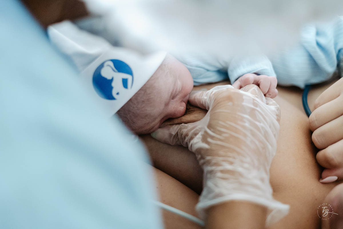nascimento de cesárea no ilha hospital e maternidade, em Florianópolis, por Thiago Braga Fotografia