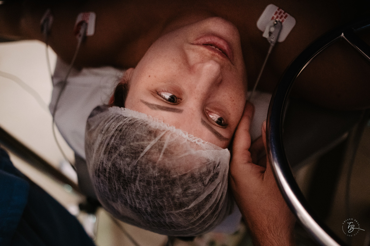 nascimento de cesárea no ilha hospital e maternidade, em Florianópolis, por Thiago Braga Fotografia