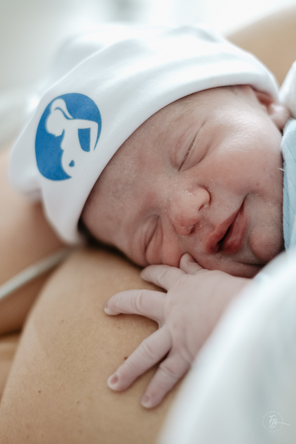 nascimento de cesárea no ilha hospital e maternidade, em Florianópolis, por Thiago Braga Fotografia