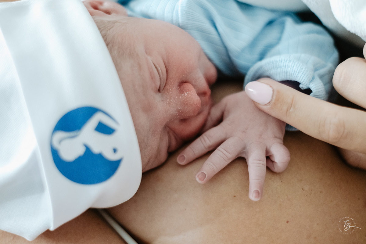 nascimento de cesárea no ilha hospital e maternidade, em Florianópolis, por Thiago Braga Fotografia