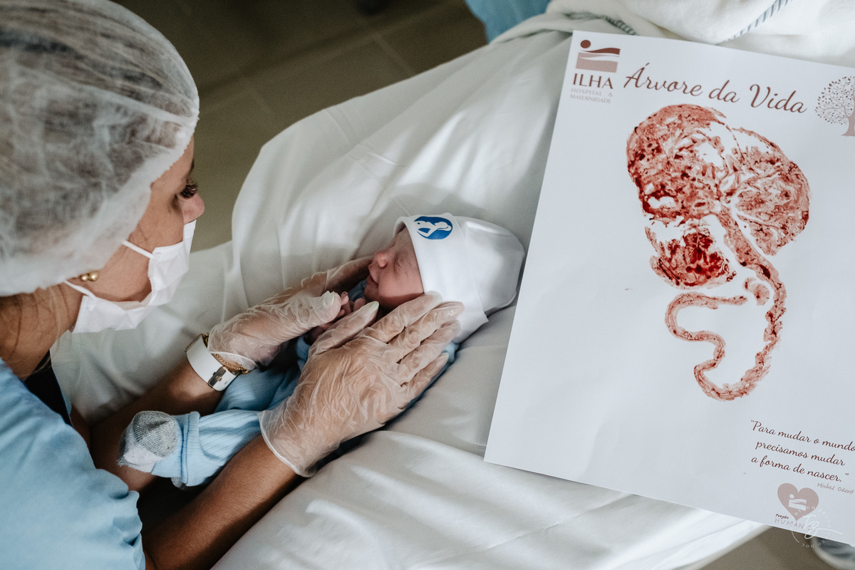 nascimento de cesárea no ilha hospital e maternidade, em Florianópolis, por Thiago Braga Fotografia