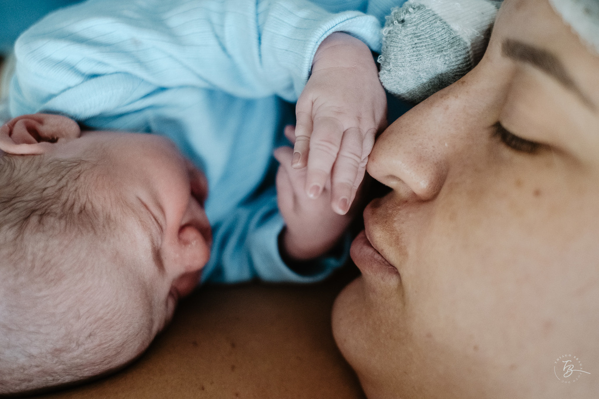 nascimento de cesárea no ilha hospital e maternidade, em Florianópolis, por Thiago Braga Fotografia