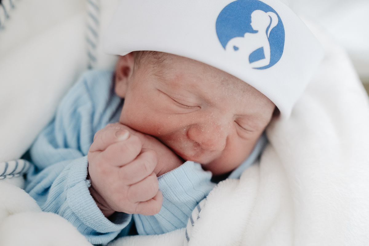 nascimento de cesárea no ilha hospital e maternidade, em Florianópolis, por Thiago Braga Fotografia