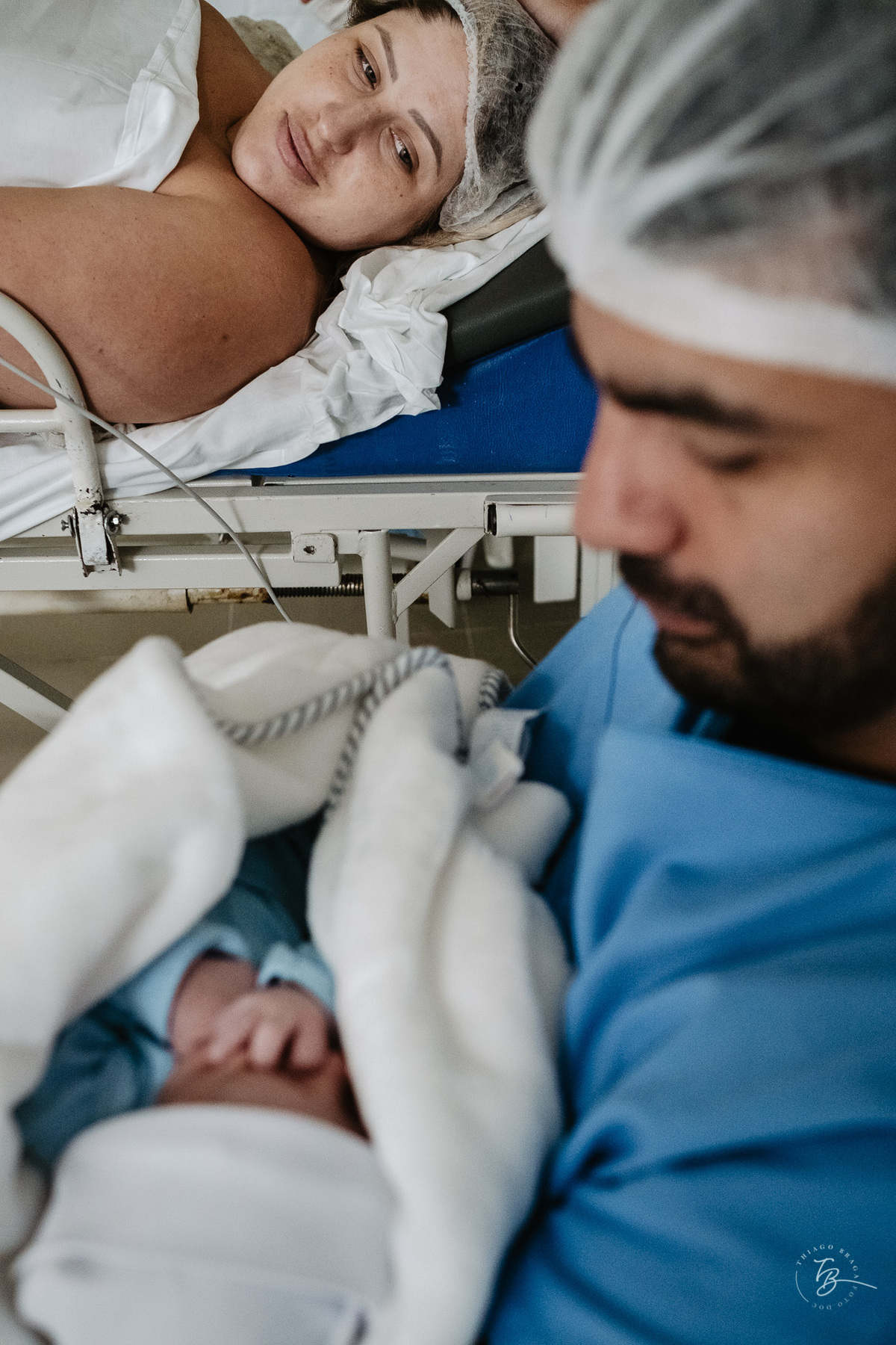 nascimento de cesárea no ilha hospital e maternidade, em Florianópolis, por Thiago Braga Fotografia