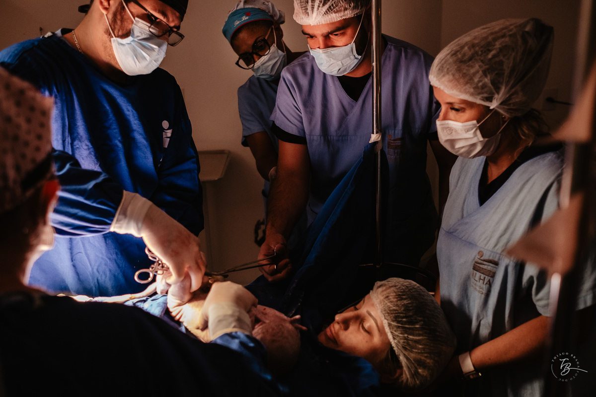 nascimento de cesárea no ilha hospital e maternidade, em Florianópolis, por Thiago Braga Fotografia