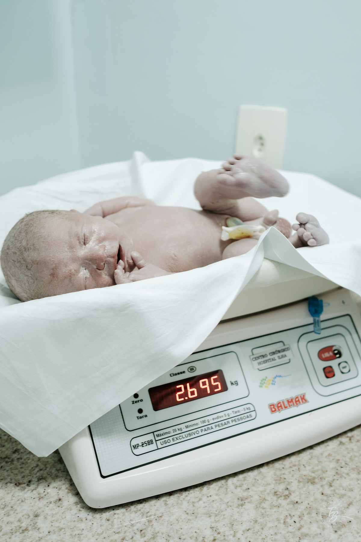 nascimento de cesárea no ilha hospital e maternidade, em Florianópolis, por Thiago Braga Fotografia
