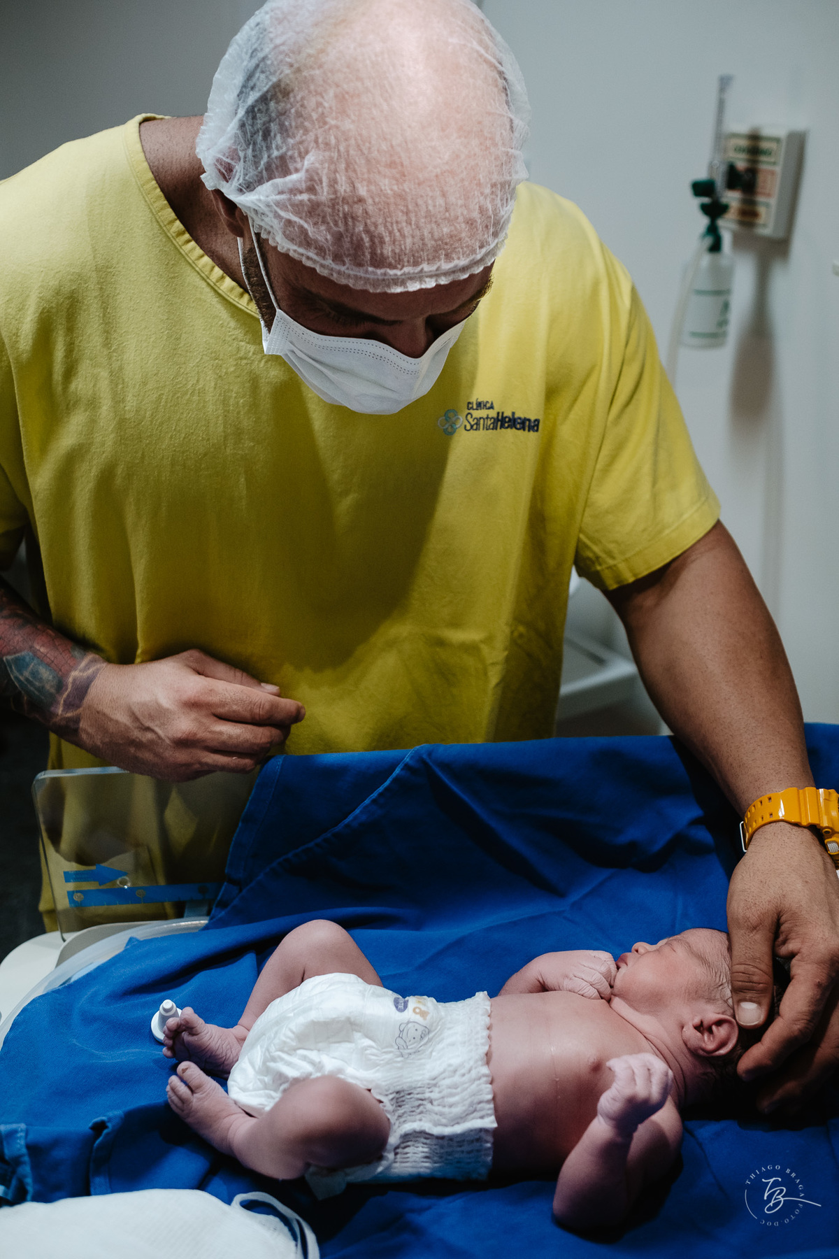 fotografia de nascimento na maternidade santa helena por Thiago Braga fotografia