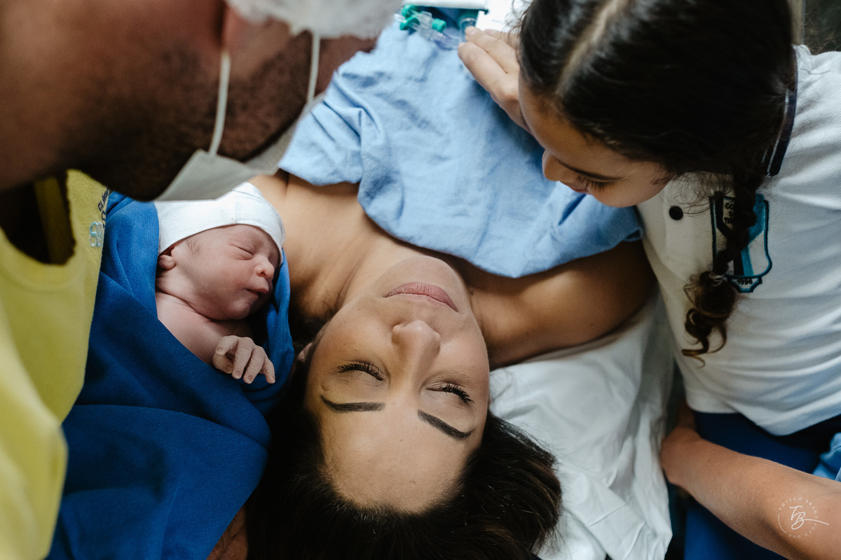 fotografia de nascimento na maternidade santa helena por Thiago Braga fotografia