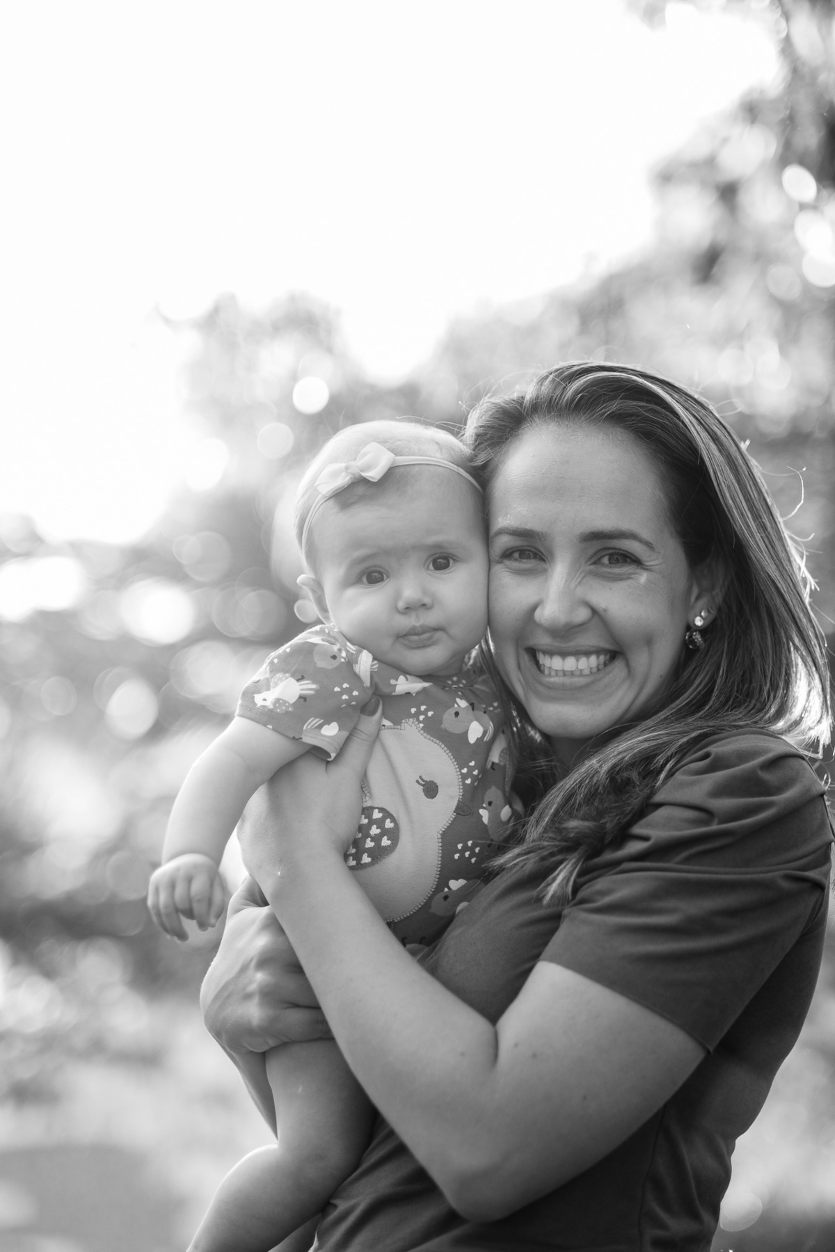 Acompanhamento anual com 4 ensaios do primeiro aninho da Mariah no parque de coqueiros e em casa em Florianópolis, por Thiago Braga fotografia.